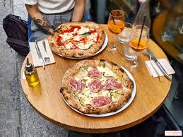 restaurant pizza